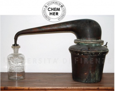 Distillatore in rame del Laboratorio di Ugo Schiff